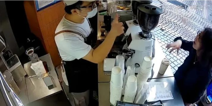 日媒报道Manner店员泼咖啡粉事件，以“顾客至上”的日本人这次也绷不住了…