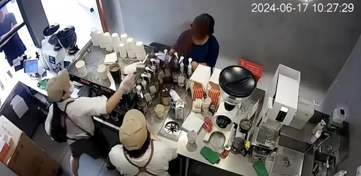 日媒报道Manner店员泼咖啡粉事件，以“顾客至上”的日本人这次也绷不住了…