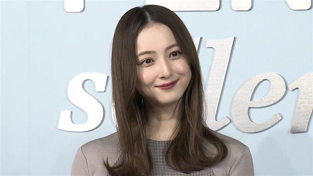 佐佐木希开设YouTube频道　素颜出镜引发粉丝热烈反响