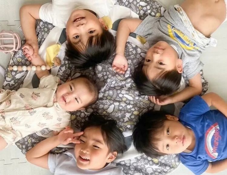 日本人妻狂生多胞胎，丈夫却产后抑郁：每月奶粉钱5万，还要存4500万供孩子上学…