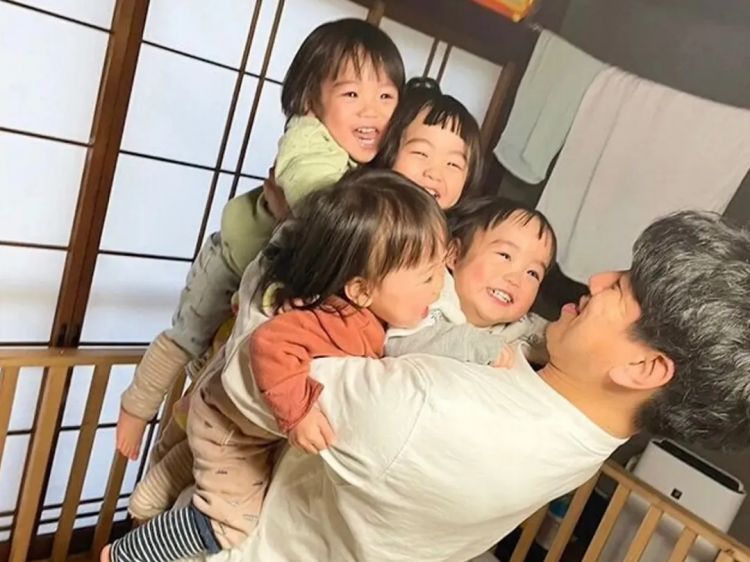 日本人妻狂生多胞胎，丈夫却产后抑郁：每月奶粉钱5万，还要存4500万供孩子上学…
