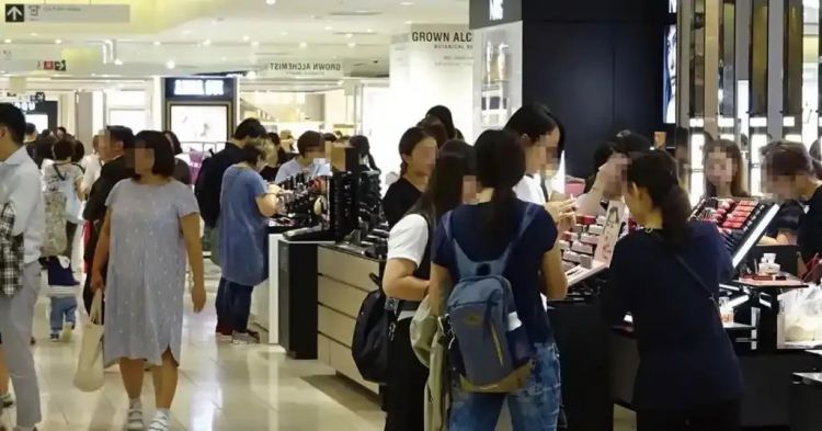 日本“穷鬼天堂”，也败了