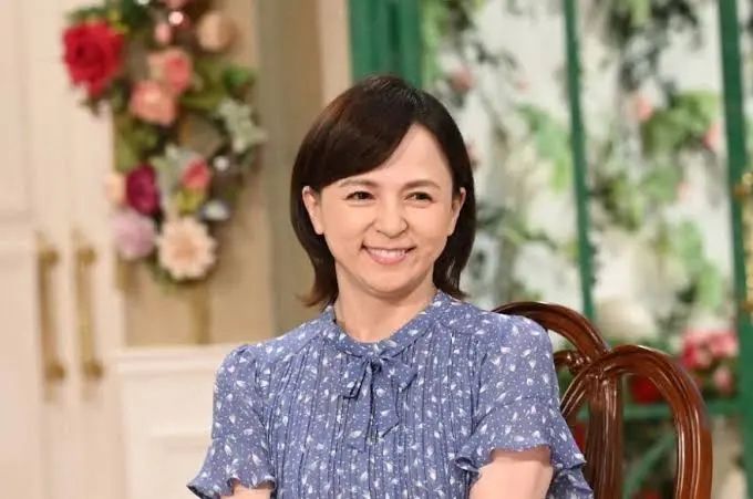 风靡日本的女偶像…在45岁考大学、60岁当教授！天生反骨的她靠一只狗彻底改变人生