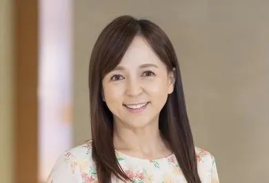 风靡日本的女偶像…在45岁考大学、60岁当教授！天生反骨的她靠一只狗彻底改变人生