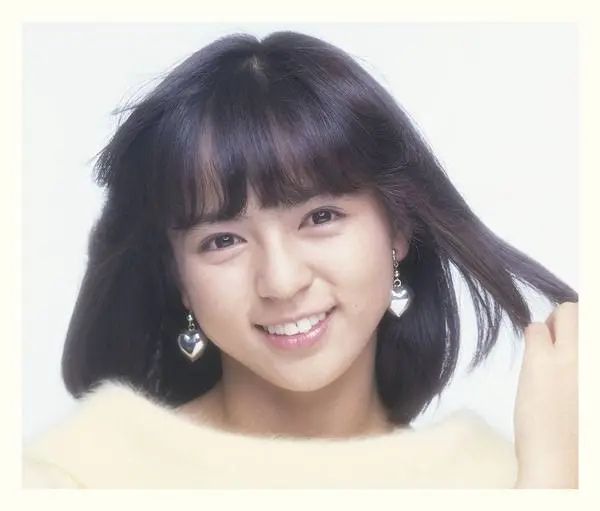 风靡日本的女偶像…在45岁考大学、60岁当教授！天生反骨的她靠一只狗彻底改变人生