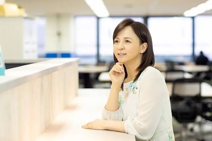 风靡日本的女偶像…在45岁考大学、60岁当教授！天生反骨的她靠一只狗彻底改变人生