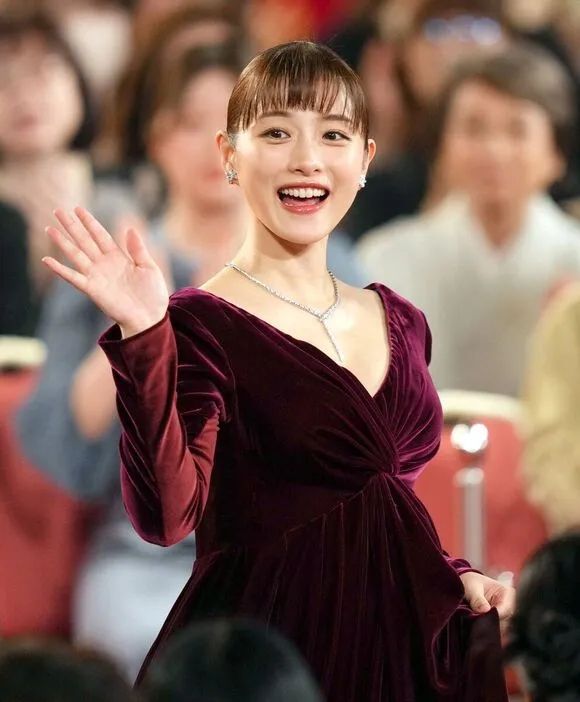 第228期：日本假警察肆虐 狂卷百亿日元；石原里美孕期出席日本奥斯卡；世博开幕在即门票滞销场馆烂尾？| 百通板