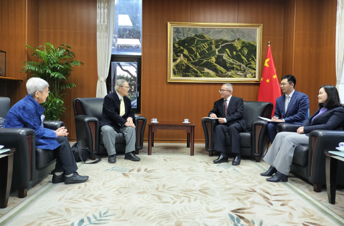 杨庆东总领事会见九州日中和平友好会会长鹿毛隆郎