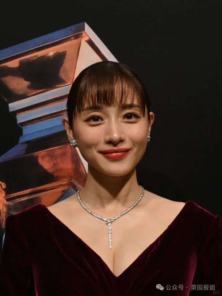 日本国民女神挺二胎孕肚亮相！与亿万身价帅哥结婚生娃不误搞事业拿影后，网友：日本女星都该学学！