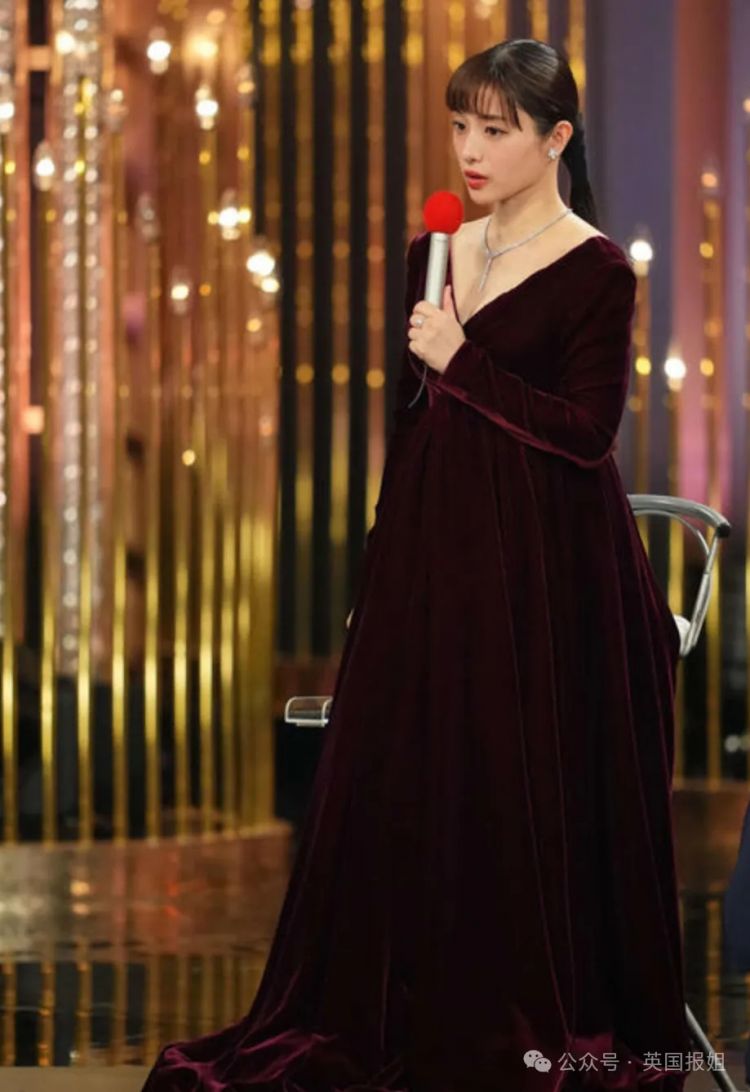 日本国民女神挺二胎孕肚亮相！与亿万身价帅哥结婚生娃不误搞事业拿影后，网友：日本女星都该学学！