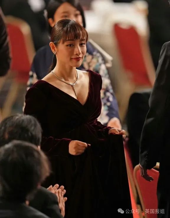 日本国民女神挺二胎孕肚亮相！与亿万身价帅哥结婚生娃不误搞事业拿影后，网友：日本女星都该学学！