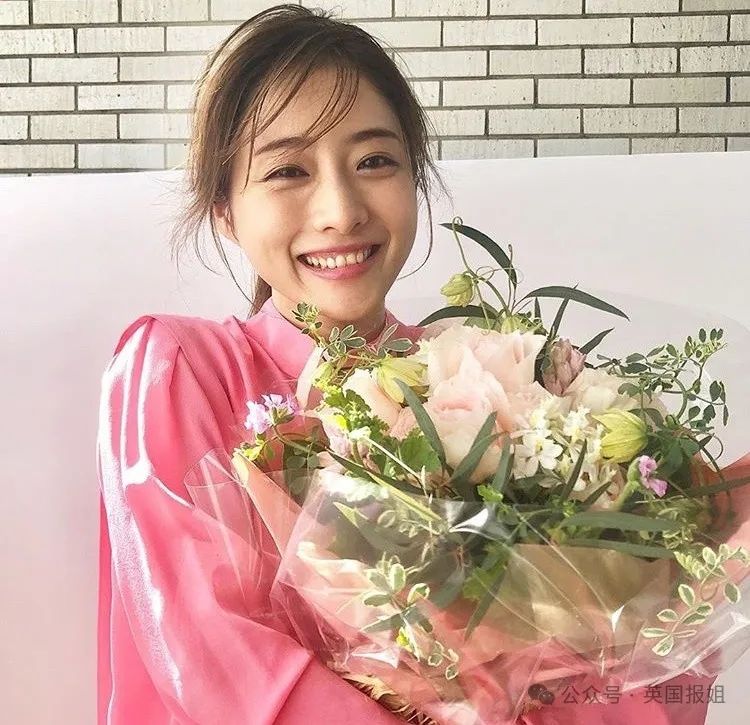 日本国民女神挺二胎孕肚亮相！与亿万身价帅哥结婚生娃不误搞事业拿影后，网友：日本女星都该学学！