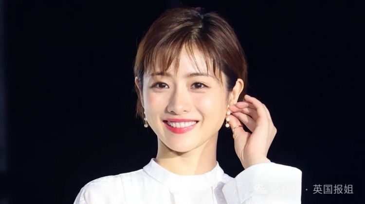 日本国民女神挺二胎孕肚亮相！与亿万身价帅哥结婚生娃不误搞事业拿影后，网友：日本女星都该学学！