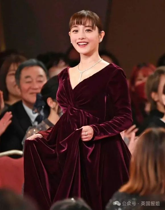 日本国民女神挺二胎孕肚亮相！与亿万身价帅哥结婚生娃不误搞事业拿影后，网友：日本女星都该学学！