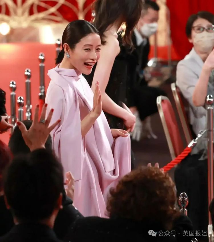 日本国民女神挺二胎孕肚亮相！与亿万身价帅哥结婚生娃不误搞事业拿影后，网友：日本女星都该学学！