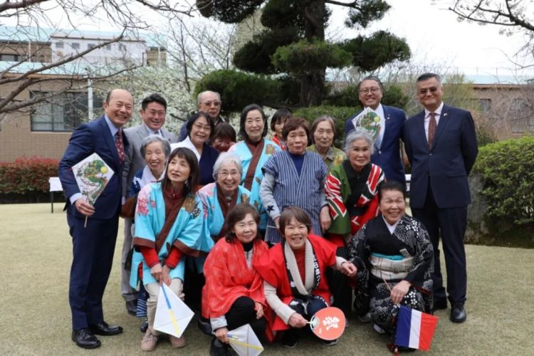 驻长崎总领事陈泳出席总领馆举办的纪念建馆40周年赏樱会暨总领事到任招待会