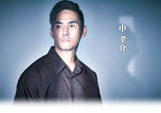 日本知名男歌手深夜在澡堂性侵20多岁男性被捕！他还曾在中国演过电影？！