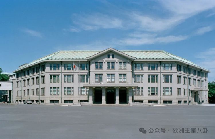 这王宫，也“朴实无华”得过头了吧？