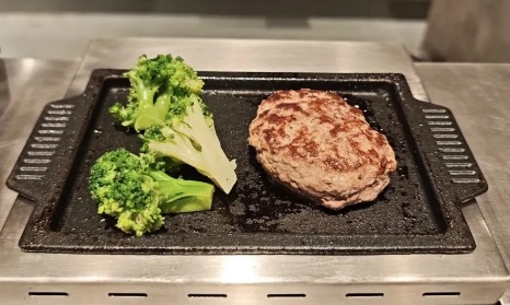 “汉堡肉饼配大米饭一碗88”，这个「日式白人饭」把麦当劳穷鬼套餐卖成打工人顶配一人食？