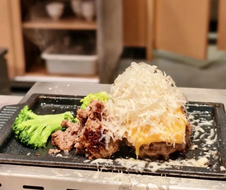 “汉堡肉饼配大米饭一碗88”，这个「日式白人饭」把麦当劳穷鬼套餐卖成打工人顶配一人食？