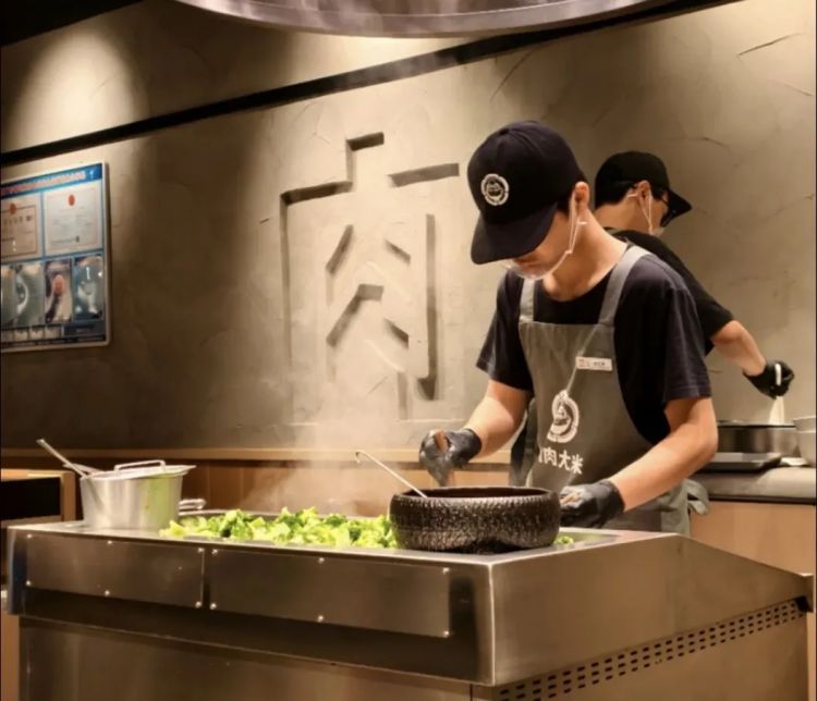 “汉堡肉饼配大米饭一碗88”，这个「日式白人饭」把麦当劳穷鬼套餐卖成打工人顶配一人食？