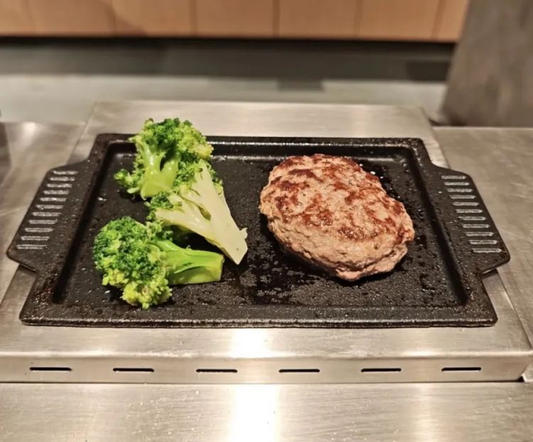 “汉堡肉饼配大米饭一碗88”，这个「日式白人饭」把麦当劳穷鬼套餐卖成打工人顶配一人食？