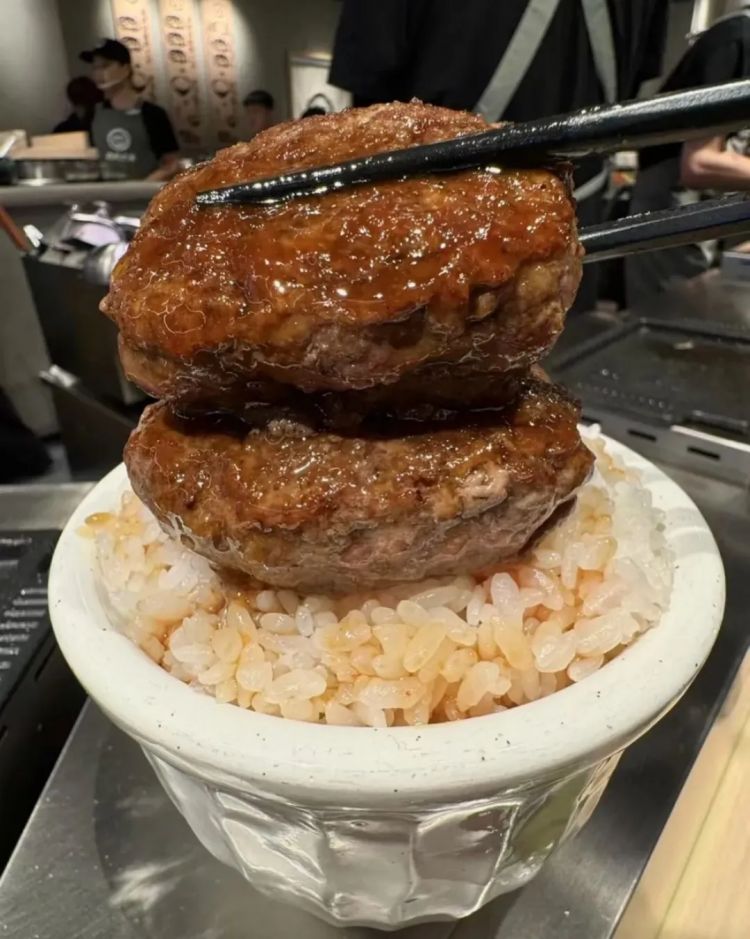 “汉堡肉饼配大米饭一碗88”，这个「日式白人饭」把麦当劳穷鬼套餐卖成打工人顶配一人食？