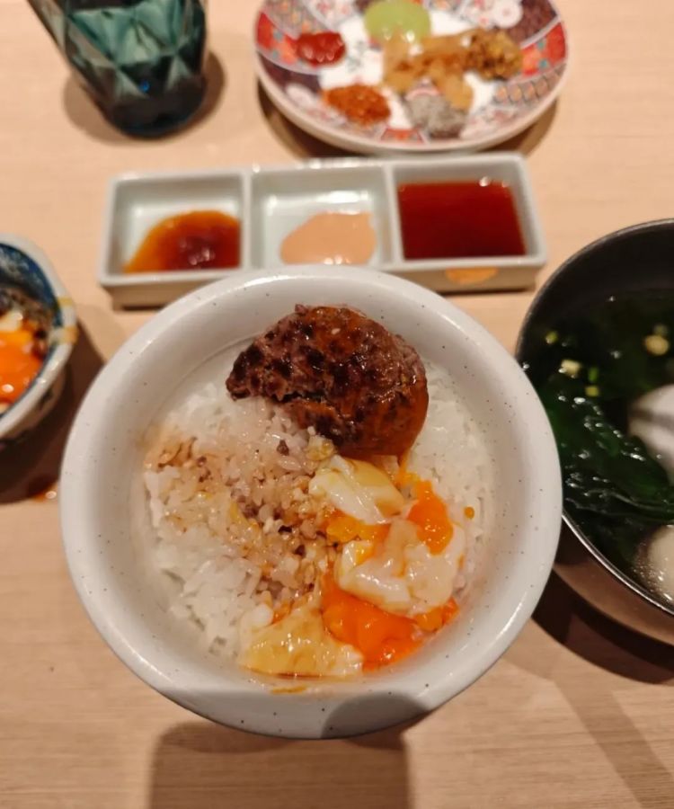 “汉堡肉饼配大米饭一碗88”，这个「日式白人饭」把麦当劳穷鬼套餐卖成打工人顶配一人食？