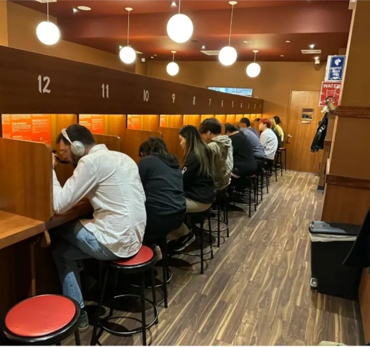 “汉堡肉饼配大米饭一碗88”，这个「日式白人饭」把麦当劳穷鬼套餐卖成打工人顶配一人食？