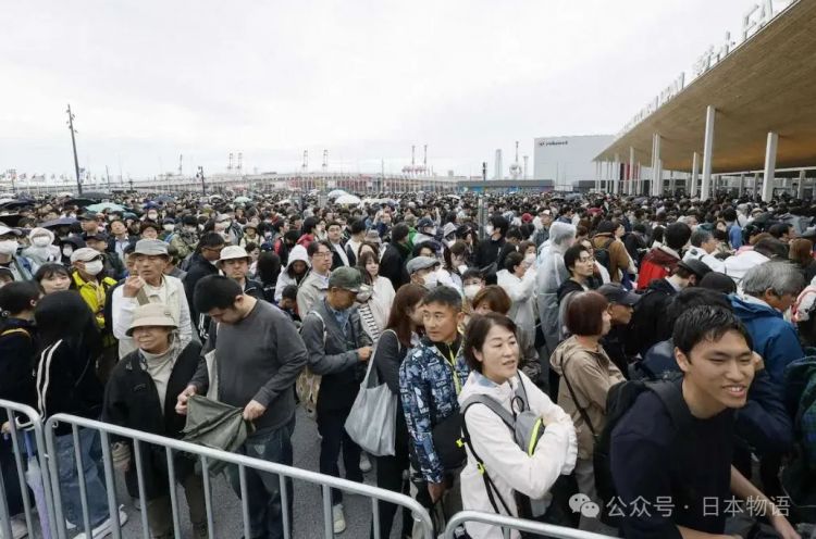 大阪世博会第一天涌入14万人，排队排到崩溃、厕所堵塞、天公不作美雨中全员落汤鸡？