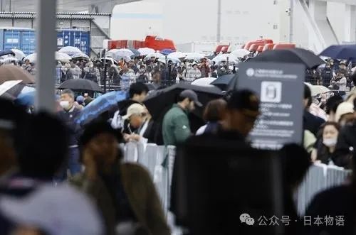 大阪世博会第一天涌入14万人，排队排到崩溃、厕所堵塞、天公不作美雨中全员落汤鸡？