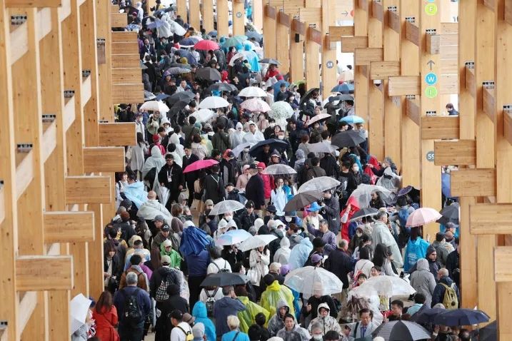 大阪世博会第一天涌入14万人，排队排到崩溃、厕所堵塞、天公不作美雨中全员落汤鸡？