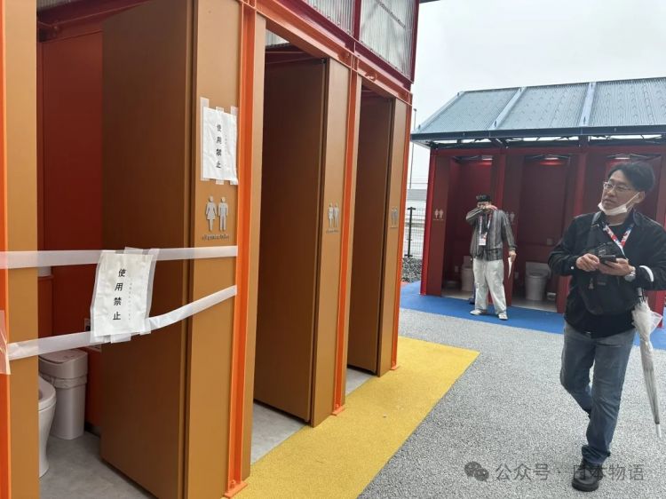 大阪世博会第一天涌入14万人，排队排到崩溃、厕所堵塞、天公不作美雨中全员落汤鸡？