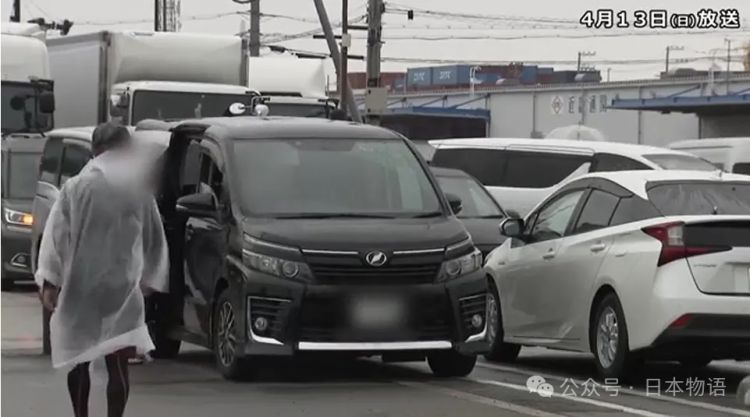 大阪世博会第一天涌入14万人，排队排到崩溃、厕所堵塞、天公不作美雨中全员落汤鸡？