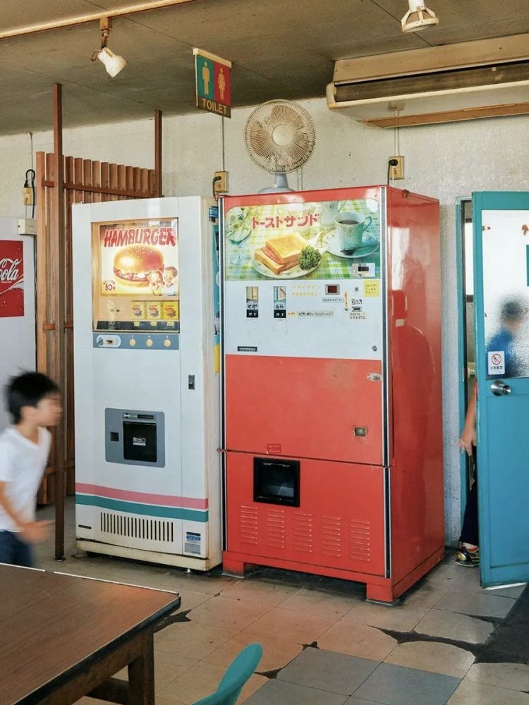 黄书贩卖机的末路：衰老国家血液与色情机器