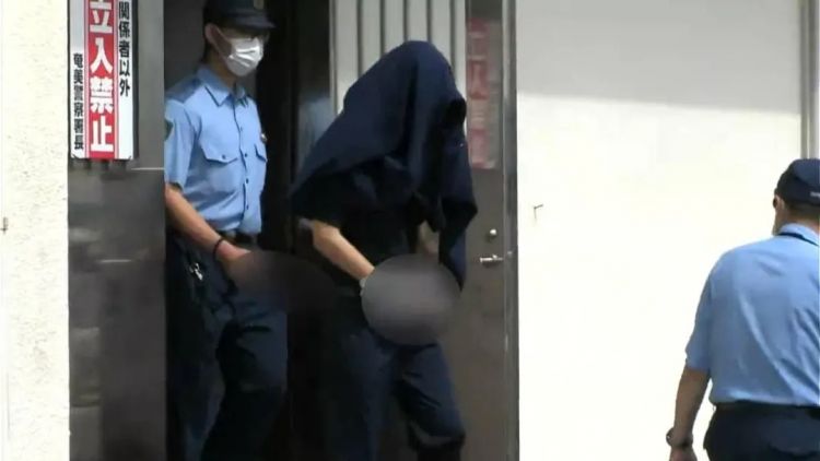 行李箱塞数千只保护动物，三个中国人喜提日本产银手镯