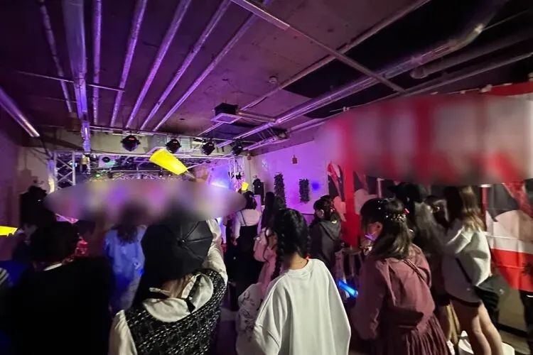 为了心爱的偶像哥哥，她们不惜在街头找干爹
