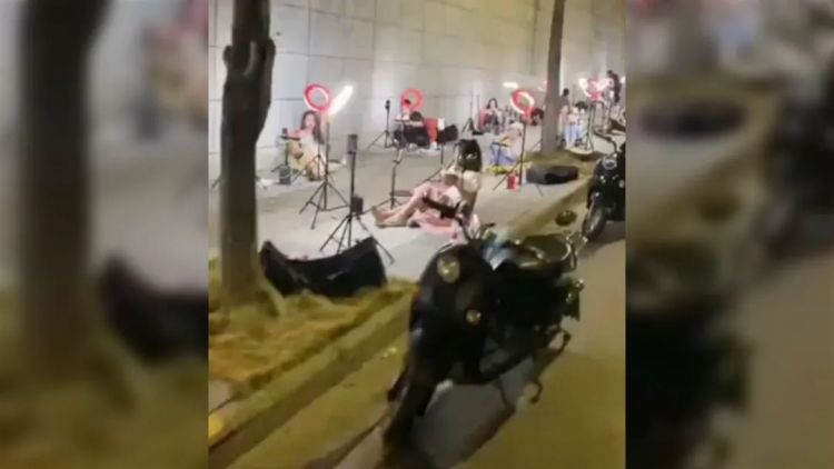 为了心爱的偶像哥哥，她们不惜在街头找干爹