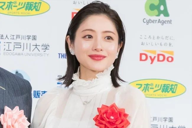 石原里美喜迎二胎，美貌、家庭、事业全都拿捏！