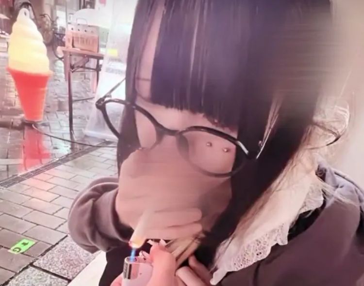 为了拍视频博流量，16岁少女当街“对嘴灌茶”闹事，日本牛丼店怒报警！