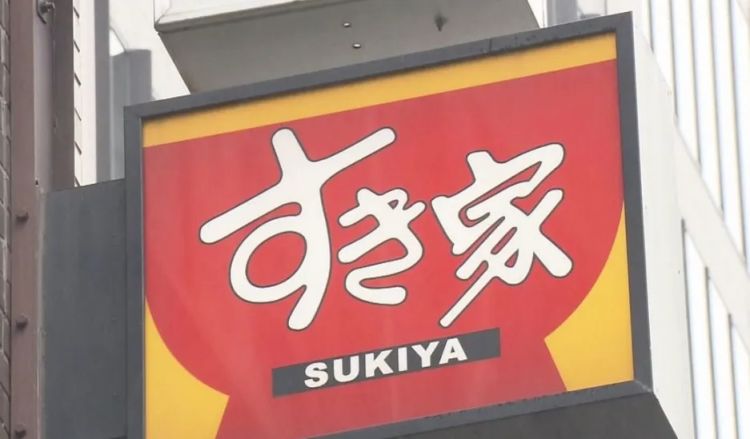 为了拍视频博流量，16岁少女当街“对嘴灌茶”闹事，日本牛丼店怒报警！
