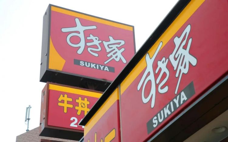 为了拍视频博流量，16岁少女当街“对嘴灌茶”闹事，日本牛丼店怒报警！