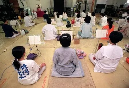 专挑年轻人下手，日本最凶狠邪教恐卷土重来？