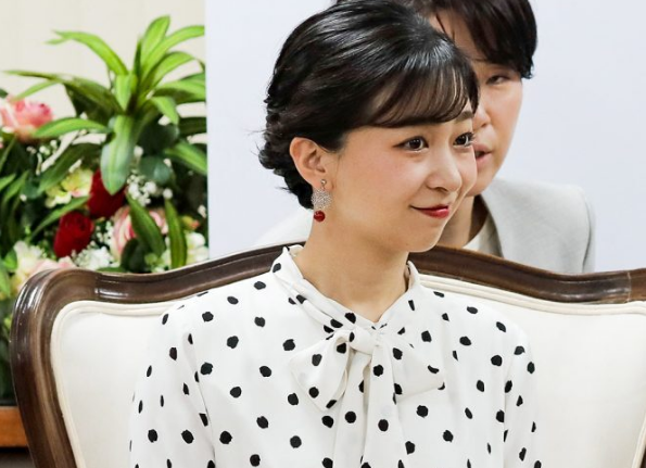 佳子公主乘经济舱访问巴西 疲惫睡颜被偷拍引关注