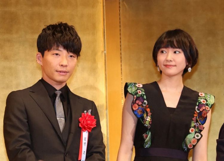 不是因戏生情？星野源首谈和新垣结衣的恋爱时间线