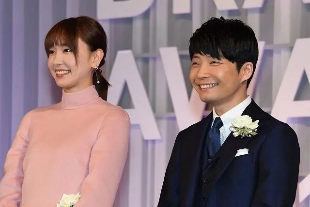 不是因戏生情？星野源首谈和新垣结衣的恋爱时间线