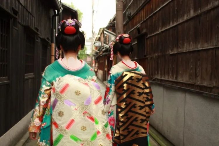 日本未成年舞妓被逼饮酒卖身，是传统还是奴役？