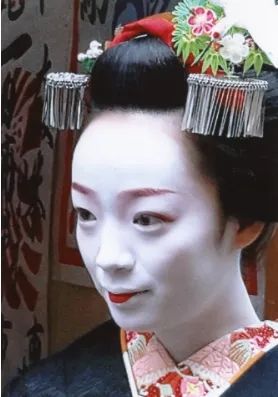 日本未成年舞妓被逼饮酒卖身，是传统还是奴役？