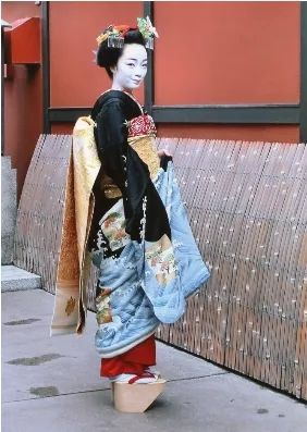 日本未成年舞妓被逼饮酒卖身，是传统还是奴役？