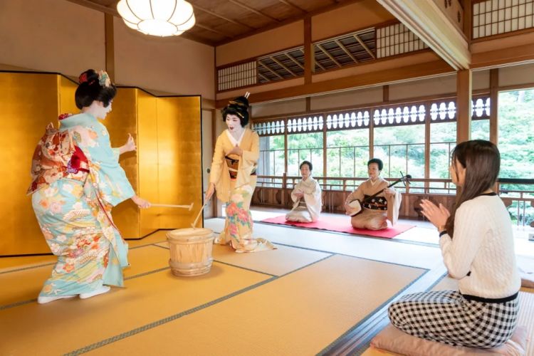 日本未成年舞妓被逼饮酒卖身，是传统还是奴役？